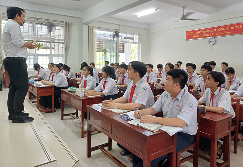 Học sinh lớp 9 Trường THCS TP. Bến Tre tập trung ôn thi tuyển sinh lớp 10. Ảnh: Phan Hân