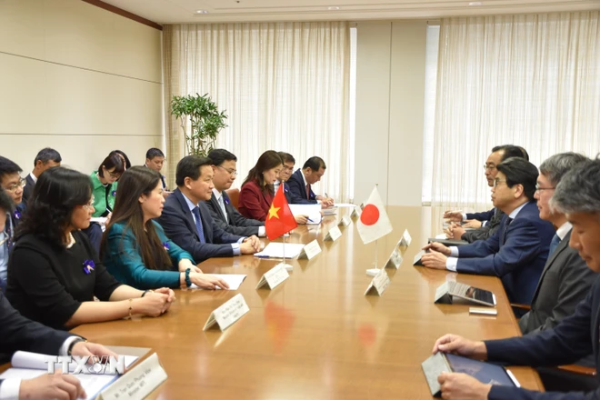 Phó Thủ tướng Chính phủ Lê Minh Khái tiếp Thống đốc Ngân hàng hợp tác quốc tế Nhật Bản (JBIC) Hayashi Nobumitsu. (Ảnh: Nguyễn Tuyến/TTXVN)