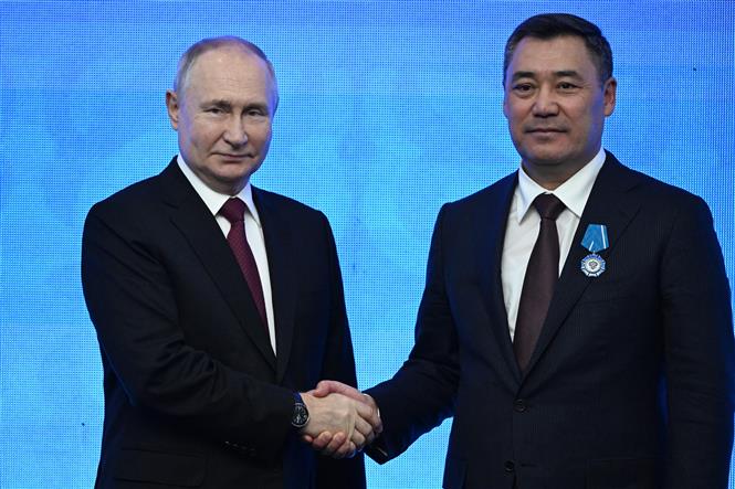 Tổng thống Kyrgyzstan Sadyr Japarov (phải) trong cuộc gặp Tổng thống Nga Vladimir Putin tại thủ đô Bishkek, ngày 12-10-2023. Ảnh: AFP/TTXVN