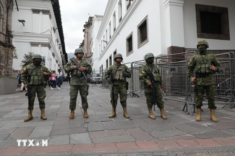 Binh sĩ Ecuador tuần tra tại Quito. Ảnh: THX/TTXVN