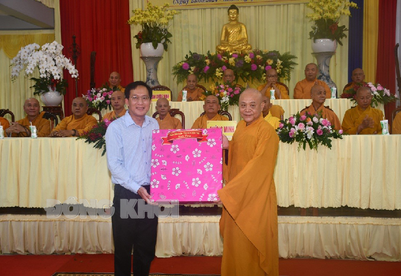 Phó trưởng ban Dân vận Tỉnh ủy Trần Tú Anh trao quà tại buổi khai giảng.