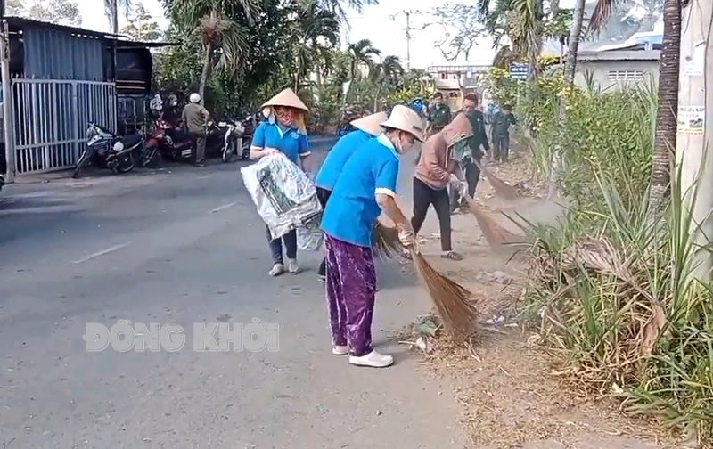 Tổ chức các hoạt động hưởng ứng Ngày Môi trường thế giới, Tháng hành động vì môi trường năm 2024 Người dân tích cực tham gia dọn vệ sinh, làm đẹp cảnh quan môi trường trên địa bàn TP. Bến Tre. Ảnh: CTV