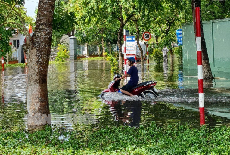 Nước mưa ngập trong đường nội bộ Khu CN Giao Long ngày 21-5-2024. Ảnh: CTV