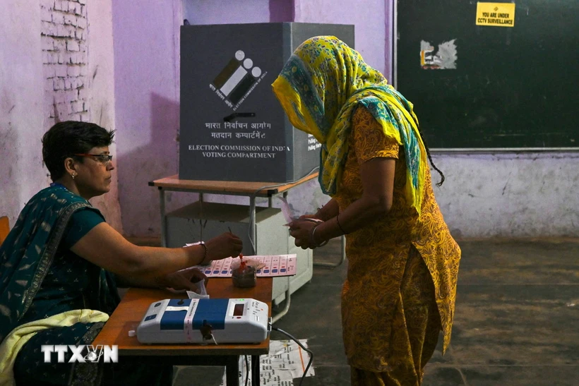 Cử tri bỏ phiếu trong giai đoạn 6 của cuộc tổng tuyển cử tại điểm bầu cử ở Dhanbad, bang Jharkhand, Ấn Độ. Ảnh: AFP/TTXVN