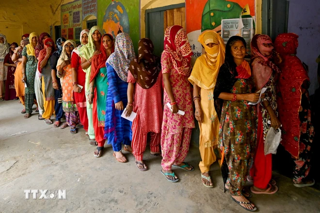 Cử tri xếp hàng chờ bỏ phiếu trong giai đoạn 6 của cuộc tổng tuyển cử tại điểm bầu cử ở làng Tigaon, ngoại ô Faridabad, Ấn Độ. Ảnh: AFP/TTXVN