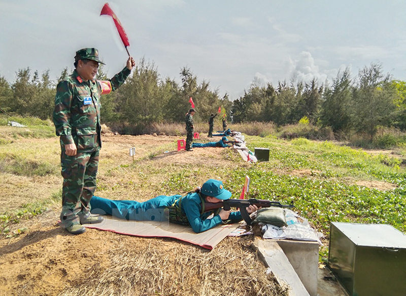 Các vận động viên thi đấu môn bắn súng quân dụng AK bài 1 và 2 nâng cao với tư thế nằm bắn.