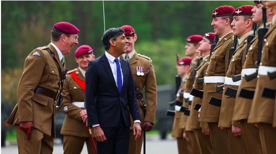 Thủ tướng Rishi Sunak thăm căn cứ quân sự ở Bắc Yorkshire ngày 3-5-2024. Ảnh: WPA Pool/Getty Images