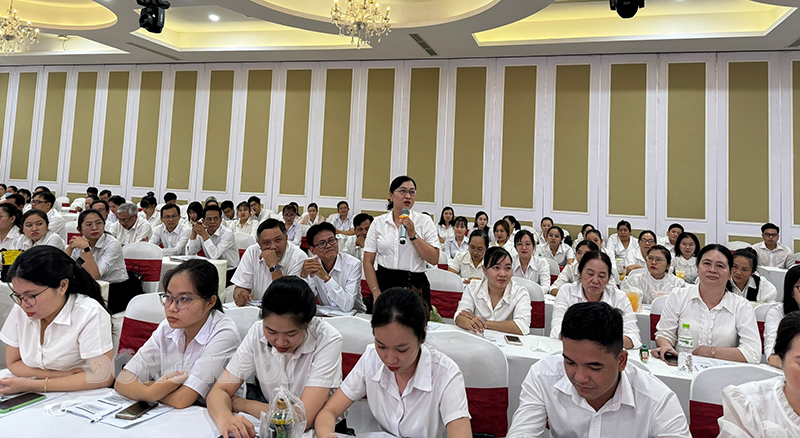 Agribank Bến Tre đào tạo kỹ năng giao tiếp và chăm sóc khách hàng Học viên đặt câu hỏi trao đổi cùng báo cáo viên.