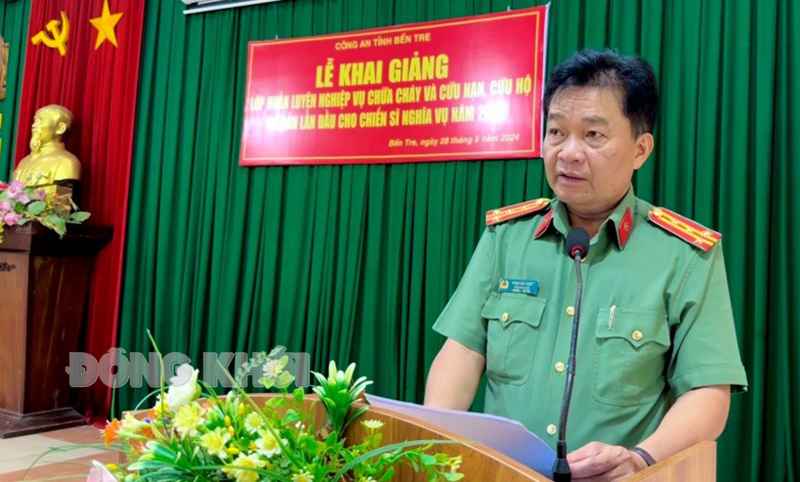 Đại tá Phạm Văn Ngót, Phó Giám đốc Công an tỉnh phát biểu khai giảng khóa huấn luyện. Ảnh: Minh Tân.