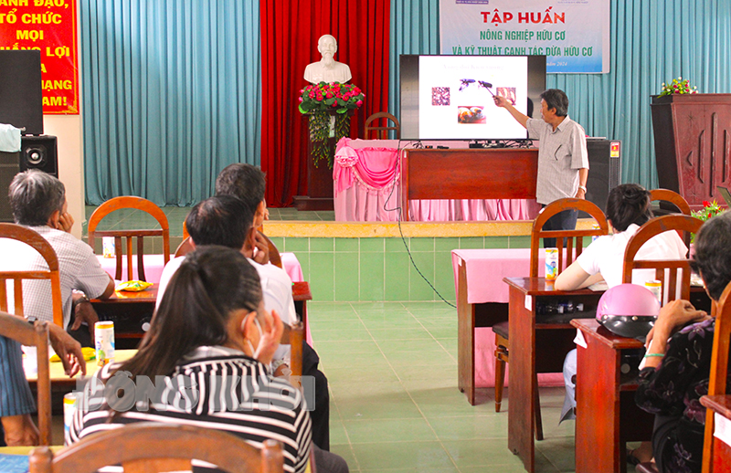 Báo cáo viên trình bày nội dung tập huấn cho cán bộ, hội viên và ND Thành Thới A.