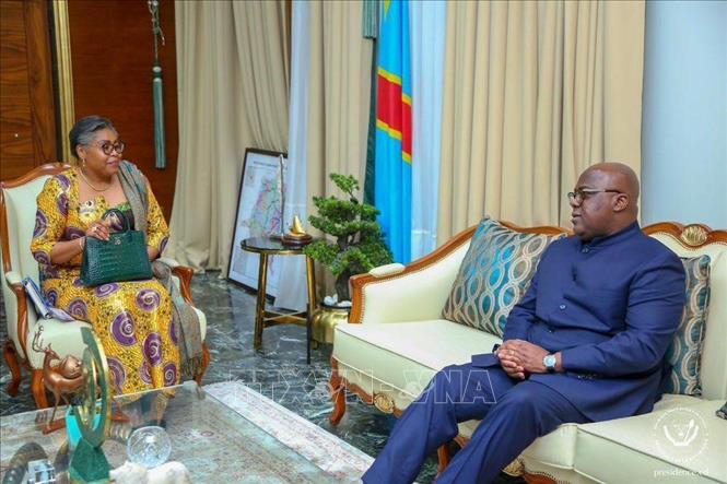 CHDC Congo thành lập chính phủ mới sau nhiều tháng bế tắc Tổng thống CHDC Congo Felix Tshisekedi (phải) và tân Thủ tướng Judith Suminwa tại cuộc gặp ở Kinshasa ngày 1-4-2024. Ảnh: THX/TTXVN