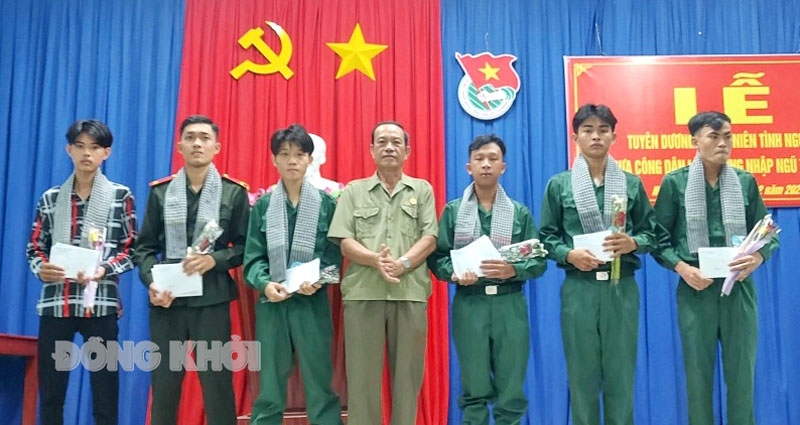 Cựu chiến binh xã Mỹ Chánh tích cực đóng góp xây dựng nông thôn mới - đô thị văn minh Chủ tịch Hội Cựu chiến binh xã Mỹ Chánh Nguyễn Ngọc Sia trao giấy khen cho các cá nhân điển hình tình nguyện nhập ngũ năm 2024.