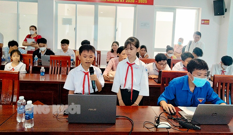 Hội thi Tin học trẻ tỉnh lần thứ XXI năm 2024 Thí sinh Khối Tiểu học tham gia phần thi kiến thức và lập trình.
