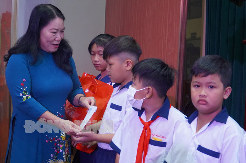 Phó chủ tịch UBND tỉnh Nguyễn Thị Bé Mười tra quà cho em học sinh có hoàn cảnh khó khăn