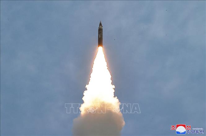 Một vụ phóng tên lửa đạn đạo của Triều Tiên ngày 2-4-2024. Ảnh tư liệu: AFP/TTXVN