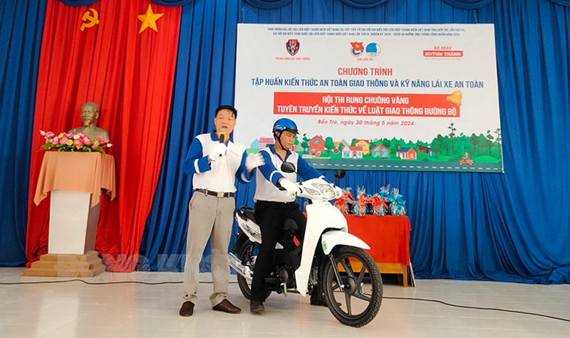 Tuyên truyền kiến thức về Luật Giao thông đường bộ cho học sinh Trường THPT Nguyễn Huệ Hướng dẫn kỹ thuật lái xe an toàn.