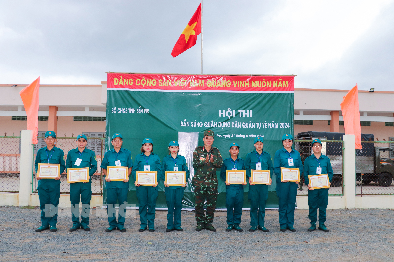 Hội thi bắn súng quân dụng dân quân tự vệ năm 2024 Thượng tá Nguyễn Văn Cường - Phó tham mưu trưởng, Bộ Chỉ huy Quân sự tỉnh, Phó ban Tổ chức hội thi trao thưởng các cá nhân có thành tích xuất sắc