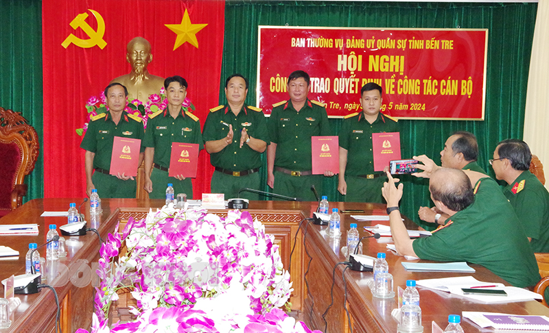 Đại tá Nguyễn Văn Hoa, Chính uỷ Bộ CHQS tỉnh trao quyết định nghỉ chờ hưu và phục viên cho cán bộ.