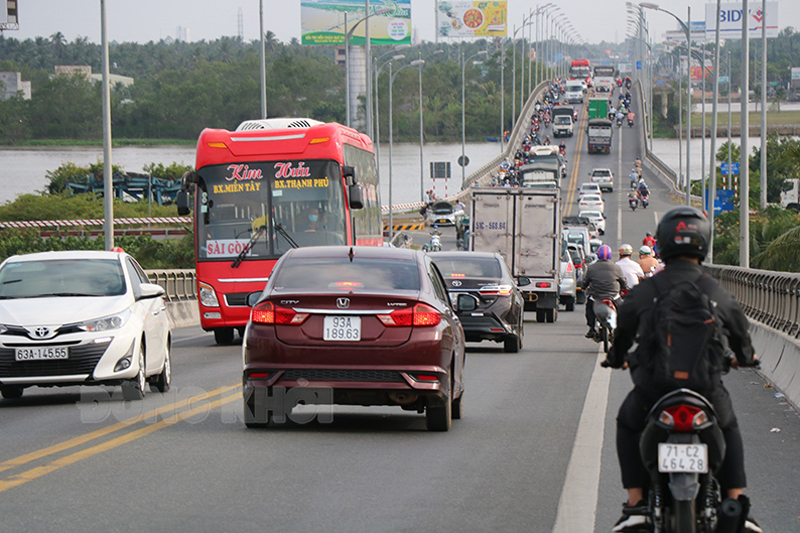 Lượng phương tiện qua cầu cầu Rạch Miễu - Quốc lộ 60 ngày một tăng cao khiến ùn tắc xảy ra hàng ngày vào giờ cao điểm.