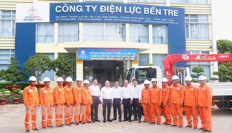 Ban lãnh đạo Công ty Điện lực Bến Tre cùng lực lượng xung kích hỗ trợ thi công đường dây 500kV Quảng Trạch - Phố Nối
