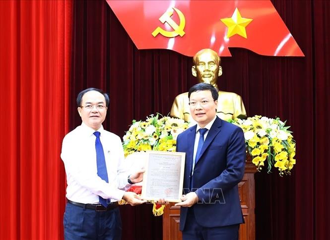 Công bố Quyết định điều động, bổ nhiệm ông Trương Hải Long làm Thứ trưởng Bộ Nội vụ Thừa ủy quyền của Thủ tướng Chính phủ, ông Vũ Chiến Thắng (bên trái), Ủy viên ban cán sự Đảng bộ, Bí thư đảng ủy, Thứ trưởng Bộ Nội vụ trao Quyết định cho ông Trương Hải Long.