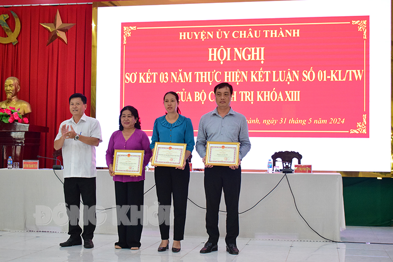Châu Thành sơ kết 3 năm thực hiện Kết luận số 01-KL/TW của Bộ Chính trị khóa XIII Bí thư Huyện ủy Phan Song Toàn trao giấy khen cho các tập thể tại hội nghị.
