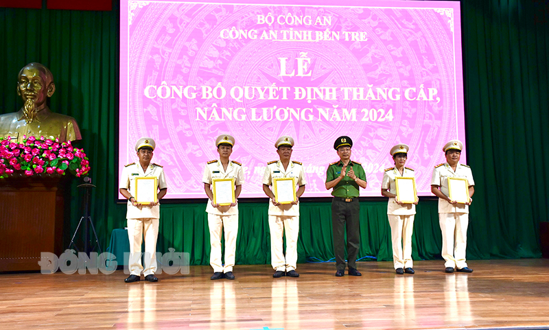 Đại tá Trương Sơn Lâm trao quyết định nâng lương, thăng cấp bậc hàm cho cán bộ đến niên hạn.