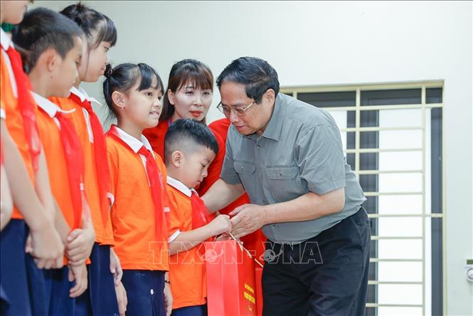 Thủ tướng Phạm Minh Chính tặng quà cho trẻ em khuyết tật tại Trung tâm Nuôi dưỡng trẻ khuyết tật Hà Nội. Ảnh: Dương Giang/TTXVN