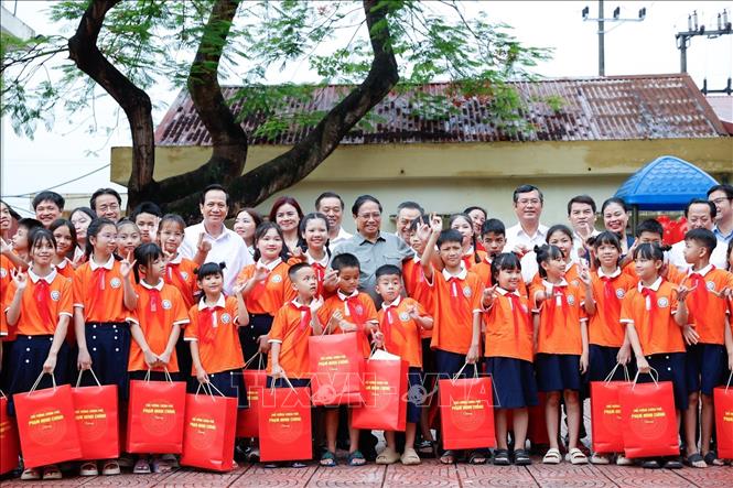 Thủ tướng Phạm Minh Chính tặng quà cho trẻ em tại Trung tâm Nuôi dưỡng trẻ khuyết tật Hà Nội. Ảnh: Dương Giang/TTXVN