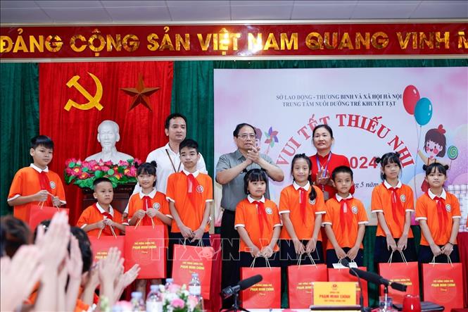 Thủ tướng Phạm Minh Chính tặng quà cho trẻ em khuyết tật tại Trung tâm Nuôi dưỡng trẻ khuyết tật Hà Nội. Ảnh: Dương Giang/TTXVN
