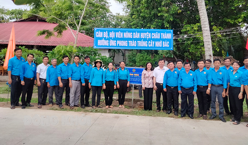 Cán bộ, hội viên nông dân huyện Châu Thành hưởng ứng phong trào trồng cây nhớ Bác.