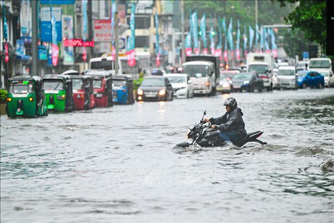 Ngập lụt tại Colombo, Sri Lanka ngày 2-6-2024. Ảnh: AFP/TTXVN