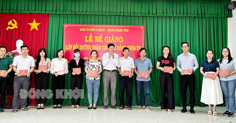 Phó bí thư Thường trưc Đảng ủy Khối Phạm Hữu Dự trao giấy chứng nhận cho các học viên.