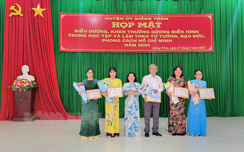 Thầy giáo hưu trí với nhiều cách làm hay trong học tập và làm theo Bác Thầy Nguyễn Ngọc Tiếng được biểu dương gương học tập và làm theo Bác năm 2024. Ảnh: CTV