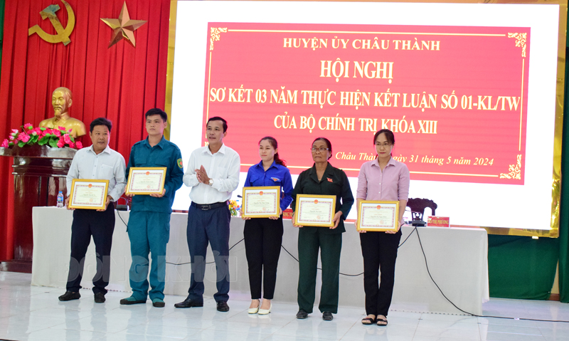 Phó bí thư Thường trực Huyện ủy Châu Thành Huỳnh Thanh Tuấn trao giấy khen cho 5 cá nhân tại hội nghị sơ kết 3 năm thực hiện Kết luận số 01-KL/TW. 