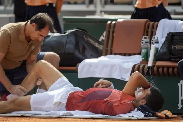 Novak Djokovic dính chấn thương khá nghiêm trọng trong set 2 trận đấu với Francisco Cerundolo (Ảnh: Yahoo Sport)