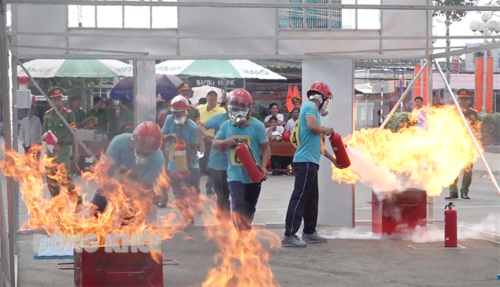 Thực hành chữa cháy tại Hội thi nghiệp vụ chữa cháy và cứu nạn, cứu hộ do huyện Châu Thành tổ chức.