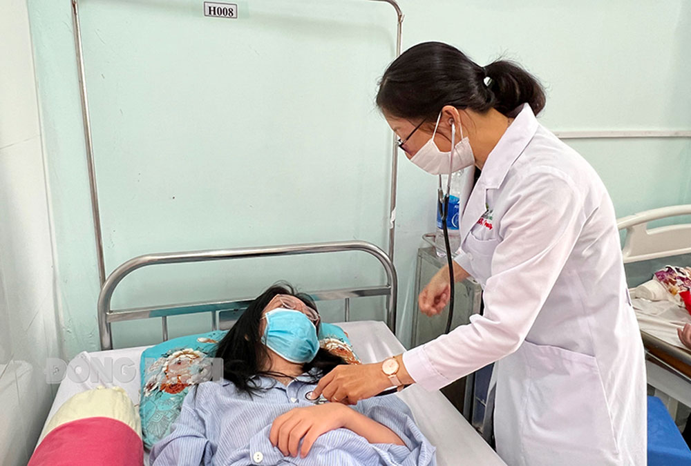 Bác sĩ khám bệnh cho bệnh nhân tại Bệnh viện Nguyễn Đình Chiểu.