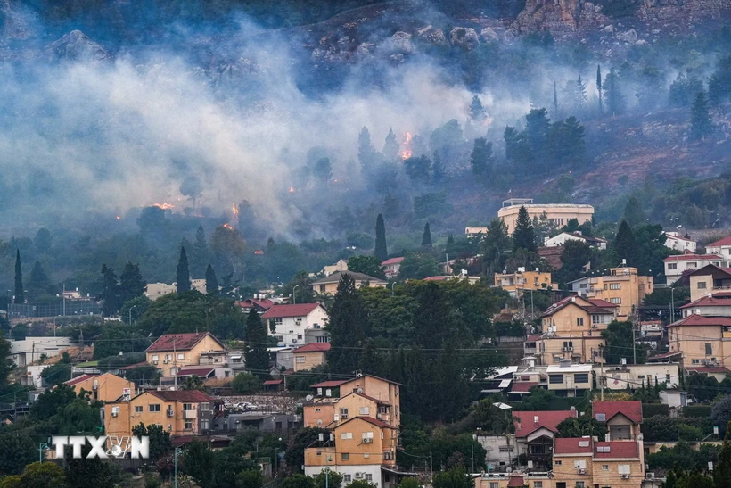 Đám cháy bùng phát ở Kiryat Shmona, miền Bắc Israel, sau các vụ tấn công bằng tên lửa từ Liban ngày 3-6-2024. (Ảnh: THX/TTXVN)