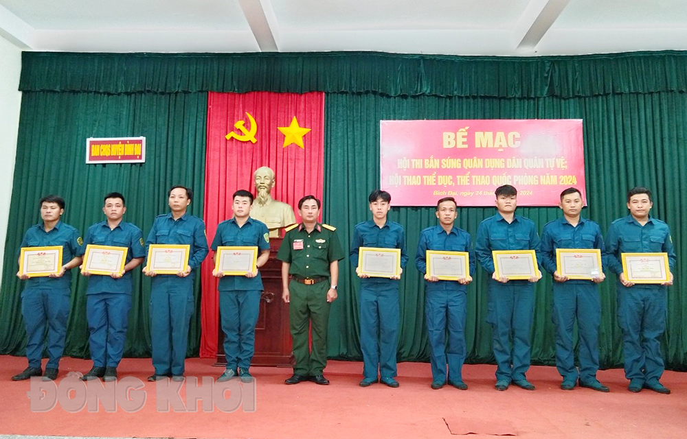 Trao thưởng cho các đồng chí dân quân tự vệ đạt thành tích cao trong hội thi bắn súng quân dụng năm 2024. Ảnh: Văn Thanh