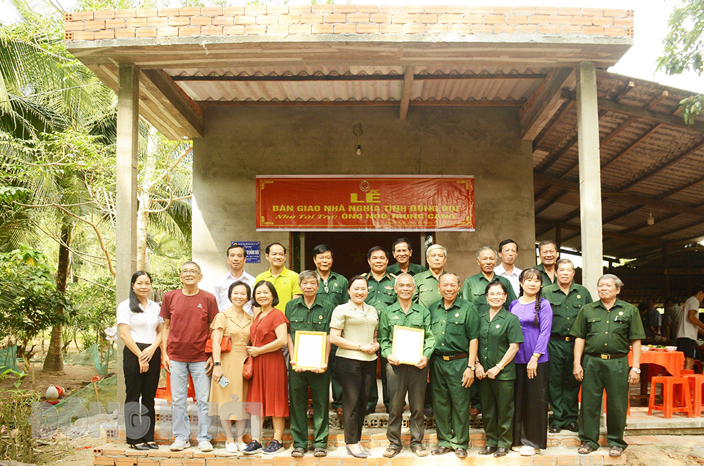 Trao tặng nhà “Nghĩa tình đồng đội” cho 2 cựu chiến binh ở xã Thạnh Ngãi.