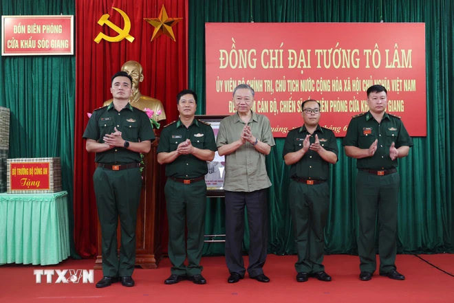 Chủ tịch nước Tô Lâm với lãnh đạo Đồn Biên phòng cửa khẩu Sóc Giang. Ảnh: Nhan Sáng/TTXVN