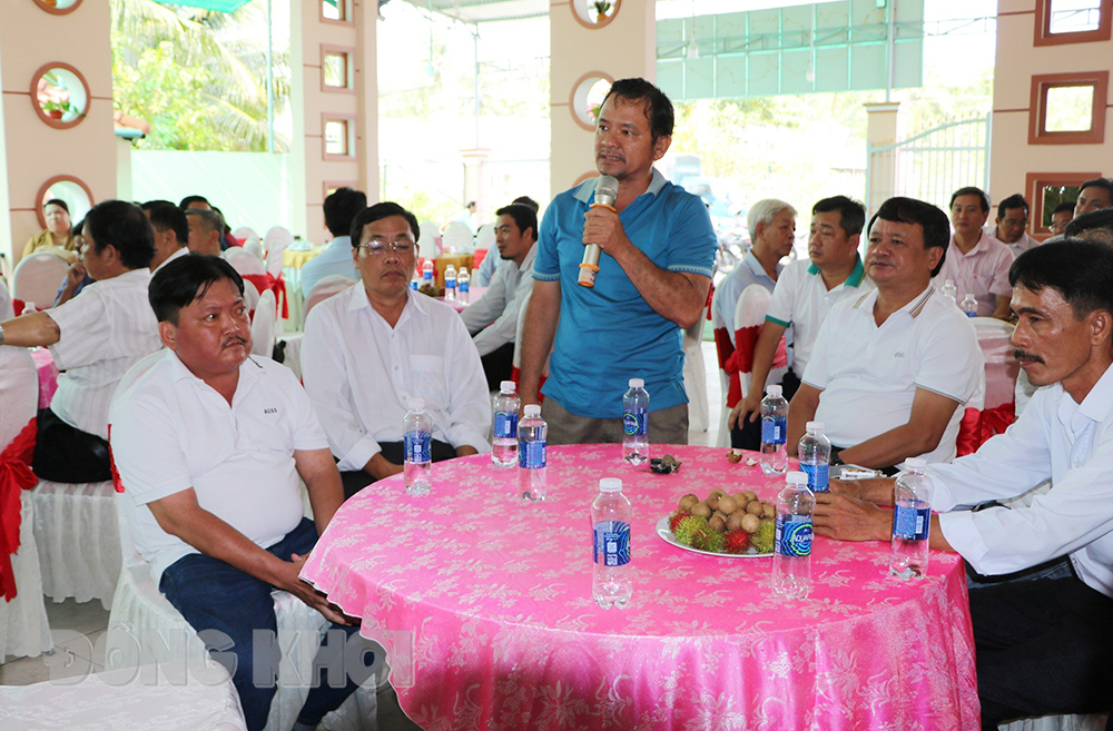 Doanh nghiệp trên địa bàn huyện Mỏ Cày Nam chia sẻ, đóng góp ý kiến với lãnh đạo huyện nhân buổi họp mặt do UBND huyện tổ chức.  Ảnh: T. Thảo 