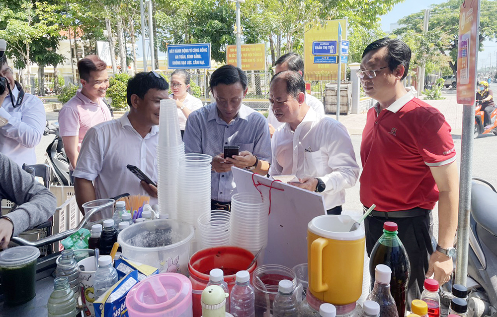 Thanh toán không dùng tiền mặt khi mua nước uống tại chợ Giồng Miễu, thị trấn Thạnh Phú, huyện Thạnh Phú.