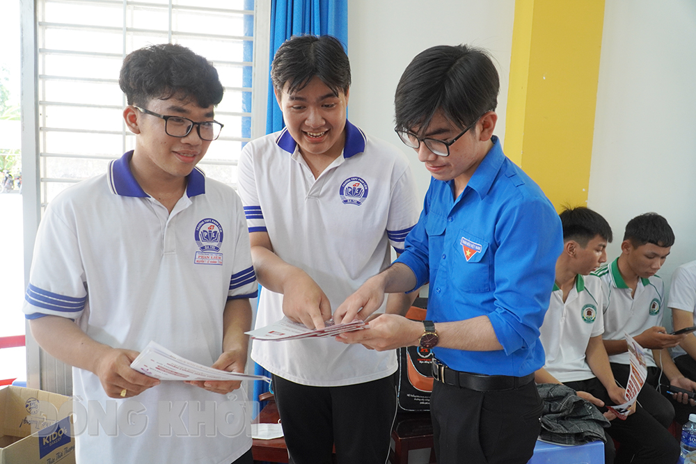 Học sinh Trường THPT Phan Liêm (Ba Tri) tìm hiểu thông tin tuyển sinh.