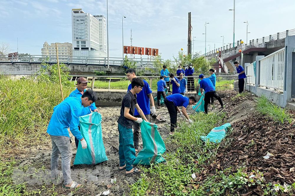 Đoàn viên, thanh niên thực hiện công trình “Vớt rác bờ sông Bến Tre” hưởng ứng Chiến dịch Thanh niên tình nguyện hè tỉnh Bến Tre năm 2024.