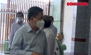 Bí thư Tỉnh ủy Lê Đức Thọ thăm 5 hộ gia đình chính sách khó khăn tại xã Bình Phú, TP. Bến Tre