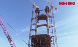 Căng cáp dây văng đầu tiên cầu Rạch Miễu 2