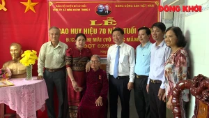 91 đảng viên nhận Huy hiệu Đảng đợt 2-9 tại Mỏ Cày Bắc