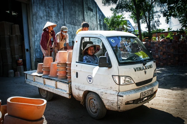 Chuyển gốm ra chợ. Ảnh: Nguyễn Dừa